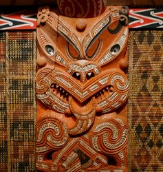 What colours are used in Maori art?